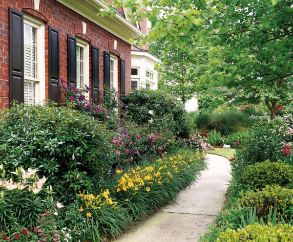 Rumah dengan taman depan yang indah dan tata letak yang terencana dengan baik